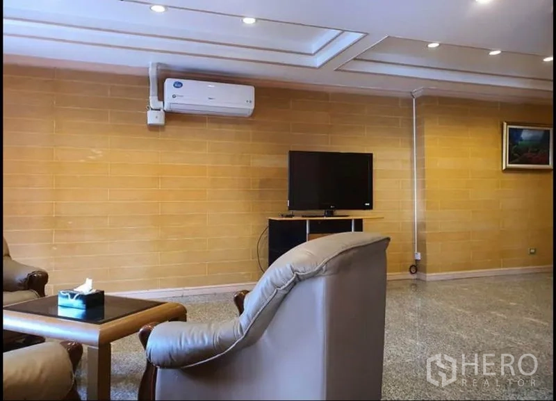 公寓 出租在Ratchathewi, Bangkok - 客厅墙面设电视柜与分体空调。