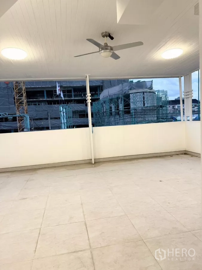 带办公室的家 出租或出售在Wang Thonglang, Bangkok - 有顶屋顶露台，吊扇与开阔城市景观。