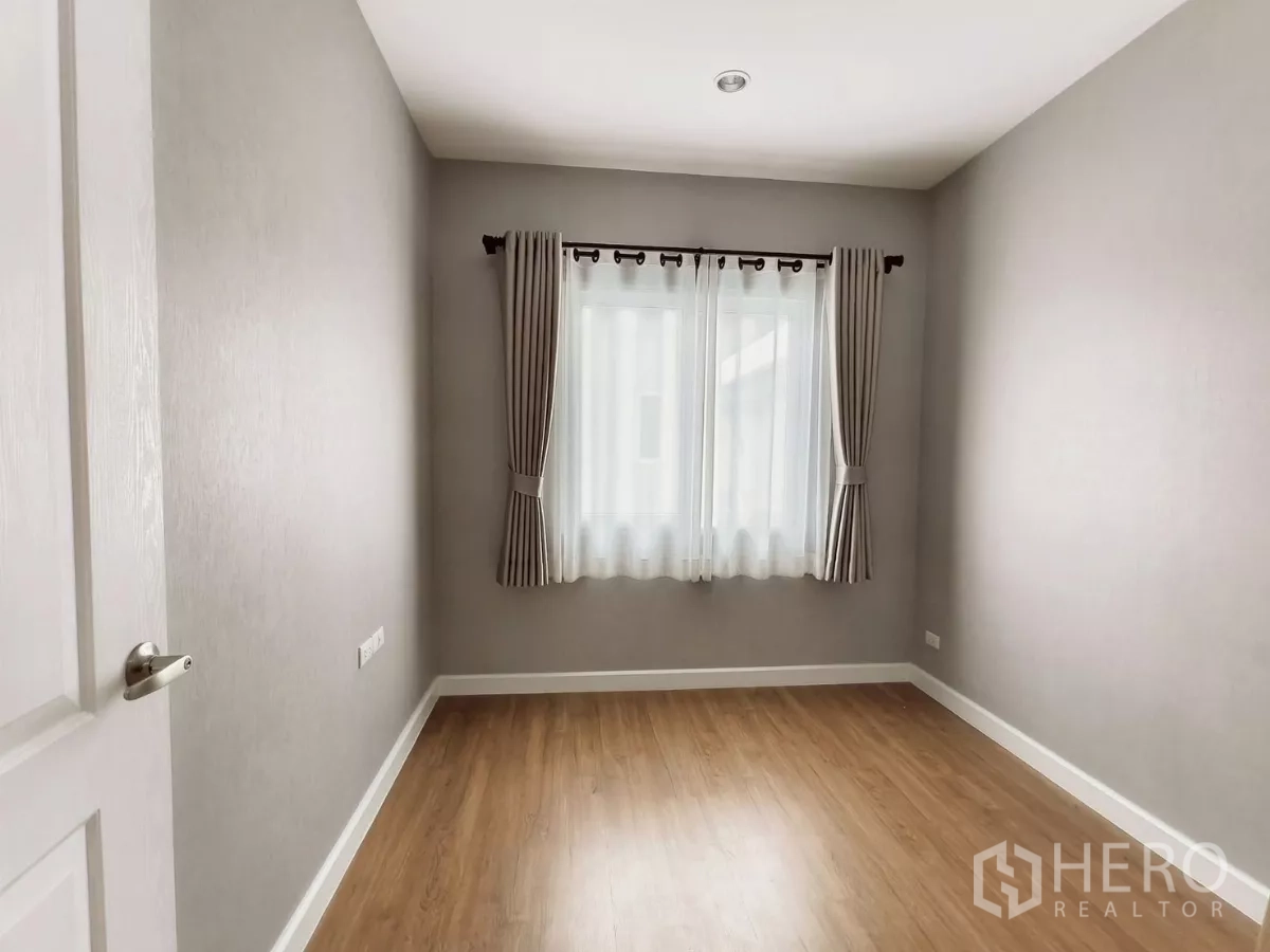 Detached House for rent in Khlong Luang, Pathum Thani - Empty fourth bedroom with wood floors and double window