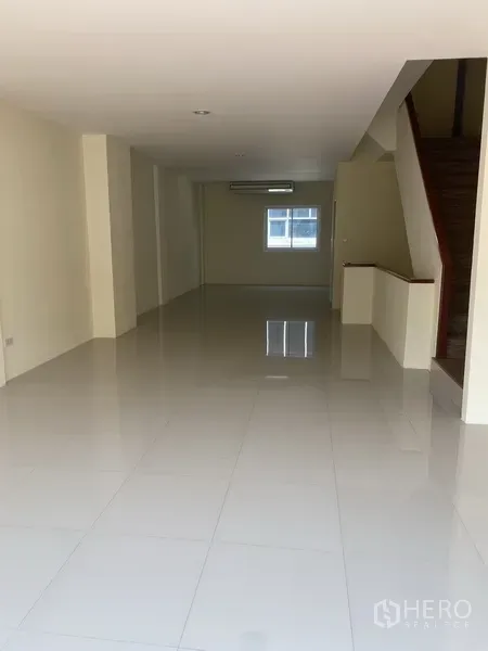 带办公室的家 出租在Yan Nawa, Bangkok - 长条形开放楼层，抛光地砖、嵌灯与木楼梯。