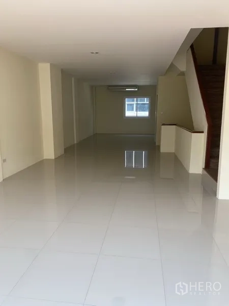 带办公室的家 出租在Yan Nawa, Bangkok - 长条形开放楼层，抛光地砖、嵌灯与木楼梯。
