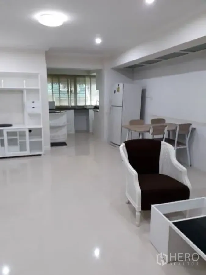 公寓 出租在Pathum Wan, Bangkok - 开放式厨房与用餐区，配冰箱与餐桌
