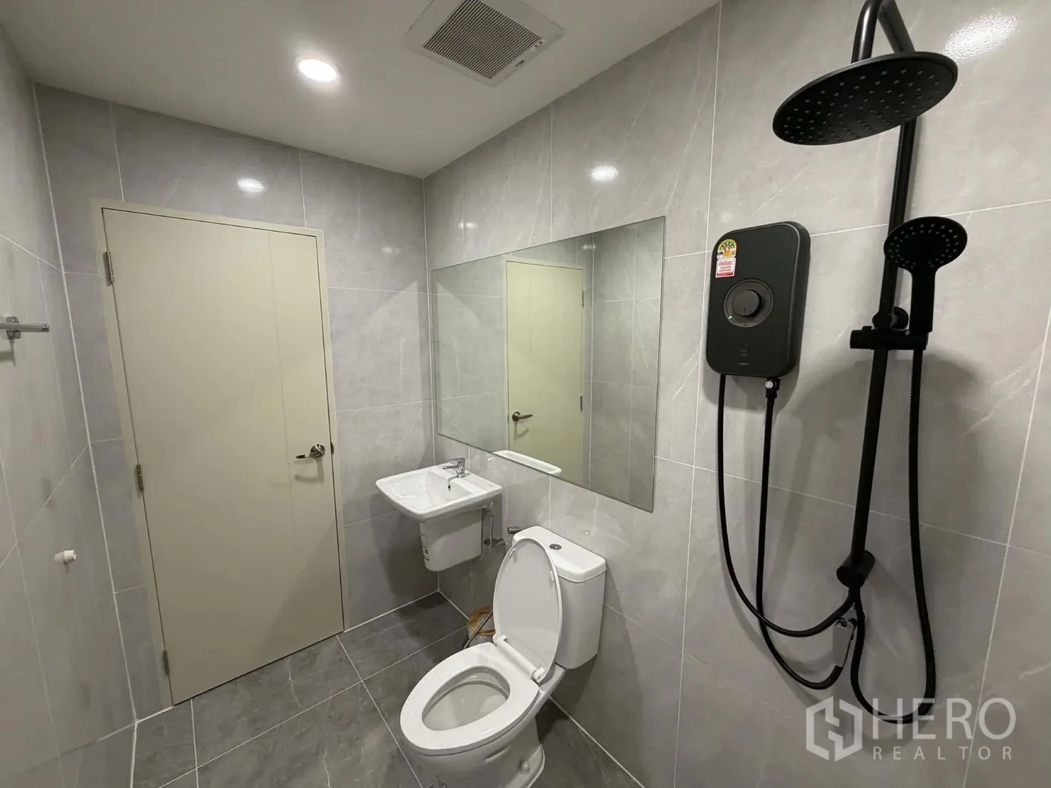 ทาวน์เฮาส์ for rent in Bang Phli, Samut Prakan - ห้องน้ำโมเดิร์นพร้อมชุดฝักบัวติดผนัง โถสุขภัณฑ์ อ่างล้างหน้า และกระจกบานใหญ่