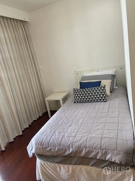 公寓 出租在Pathum Wan, Bangkok - 次卧紧凑，单人床与落地窗帘。
