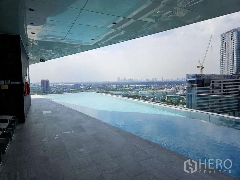 公寓 出租在Bang Na, Bangkok - 屋顶无边际泳池，坐拥曼谷全景。