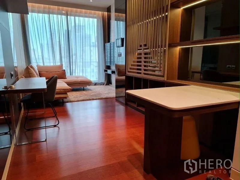 公寓 出租或出售在Watthana, Bangkok - 开放式起居区，木地板、电视墙、格栅隔断与休闲沙发。