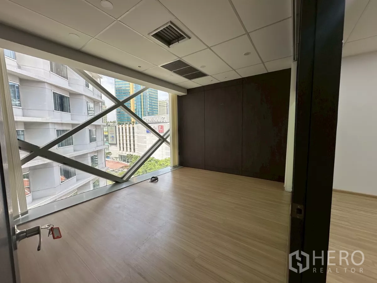 办公空间 出租在Watthana, Bangkok - 转角办公室，大型斜撑落地窗，可见Terminal 21商场。