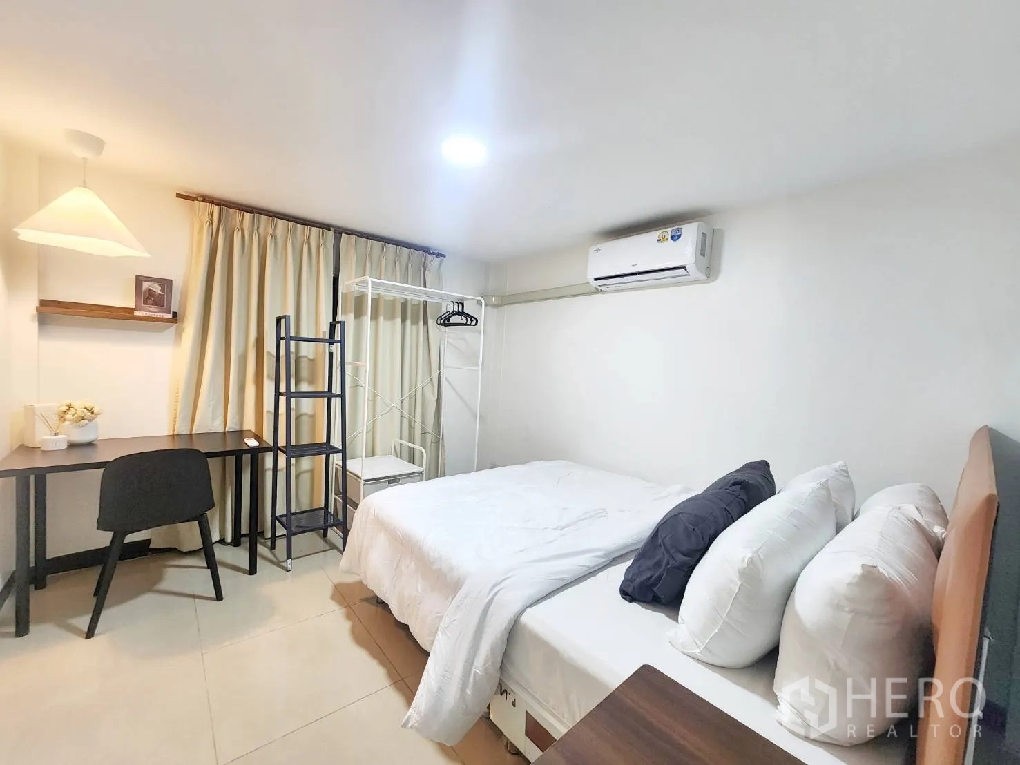 บ้านเดี่ยว for rent in Huai Khwang, Bangkok - ห้องนอนสว่าง เตียงคู่ แอร์ โต๊ะทำงาน และชั้นวางแบบเปิด