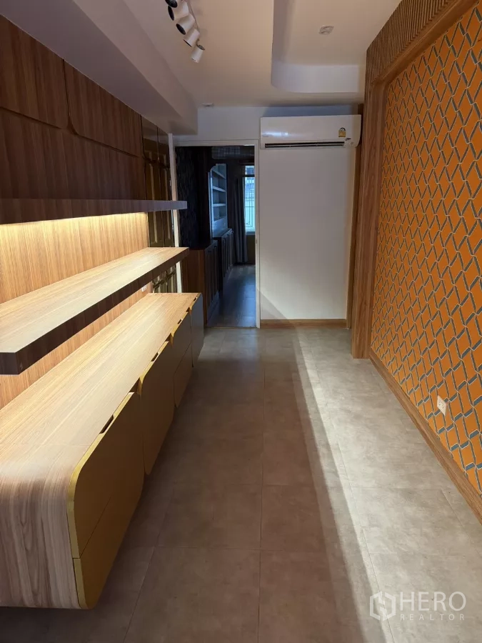 店屋 出租 - 长形工作区，带发光木架、格纹特色墙与壁挂空调。
