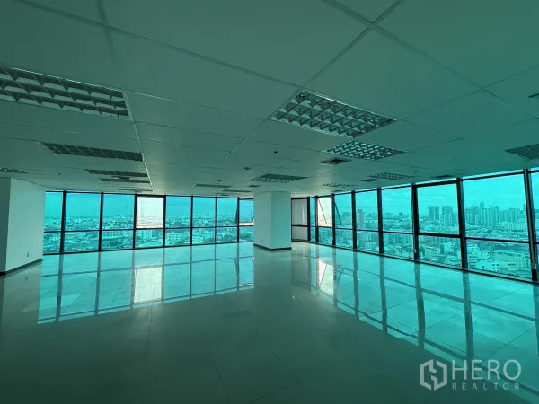 สำนักงาน ให้เช่าในHuai Khwang, Bangkok - มุมออฟฟิศกระจกโค้งรอบอาคาร กระจกฟ้าใส พร้อมวิวเมืองกรุงเทพฯ และพื้นเงา