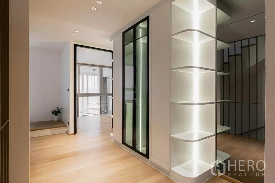 Townhouse for sale in Chatuchak, Bangkok - Landing with glass door, lit display shelves and access to a private elevator.