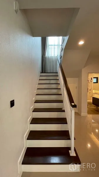 Detached House for rent in Bang Kapi, Bangkok - Staircase view from entry with adjacent bathroom.