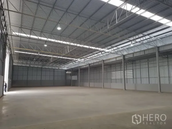 คลังสินค้า ให้เช่าในLat Krabang, Bangkok - พื้นที่โกดังโล่ง โครงหลังคาเหล็กสูง มีสกายไลท์และพื้นคอนกรีตเรียบ