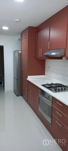 คอนโด ให้เช่าในWatthana, Bangkok - ครัวบิวท์อิน เตาแก๊ส เตาอบ เครื่องดูดควัน และตู้เย็น