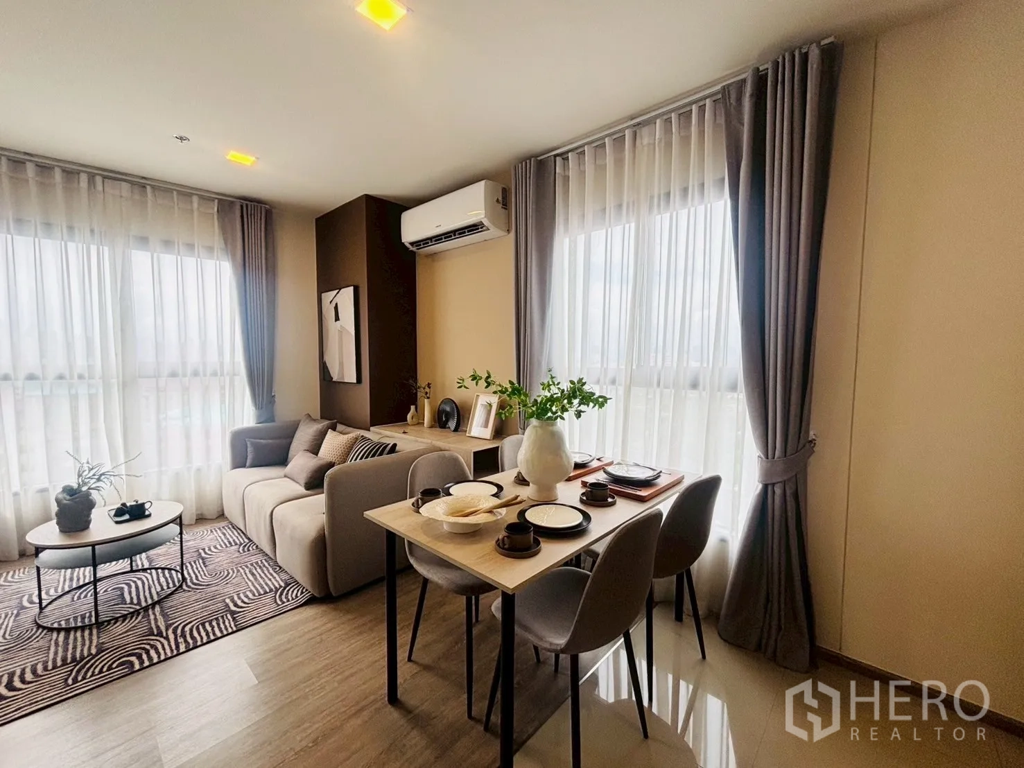 คอนโด for rent in Watthana, Bangkok - มุมรับประทานอาหารและนั่งเล่นติดหน้าต่างสองด้าน พร้อมโซฟาและแอร์