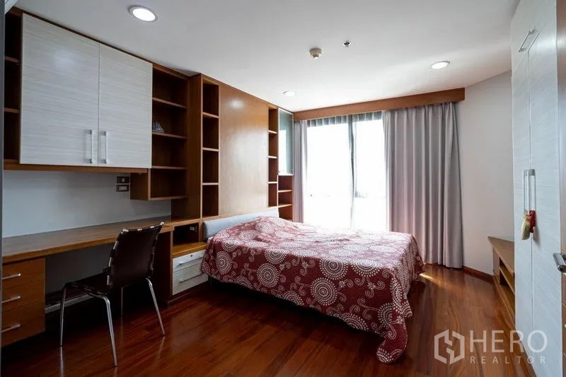 คอนโด ขายในWatthana, Bangkok - ห้องนอนพร้อมโต๊ะทำงานและชั้นเก็บของบิวท์อิน พื้นไม้ และเตียงข้างหน้าต่างติดผ้าม่าน