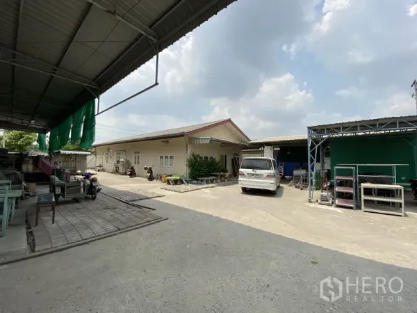 工厂 出售在Khlong Luang, Pathum Thani - 厂区内的员工宿舍与工作棚，配有开放式停车位。