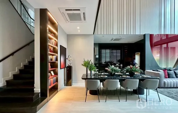 独栋房屋 for rent or sale in Suan Luang, Bangkok - 楼梯旁餐区，内嵌灯光书架与吸顶空调。