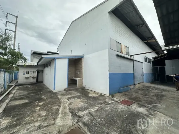 工厂 出售在Khlong Luang, Pathum Thani - 工厂背侧，含附属机房、电力面板与混凝土通道。