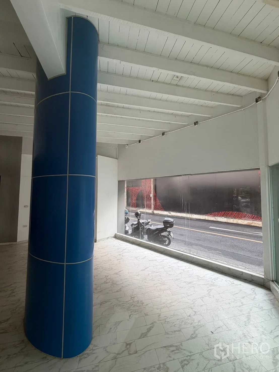 店屋 for rent in Watthana, Bangkok - 室内蓝色立柱、白色梁顶与落地玻璃窗景。