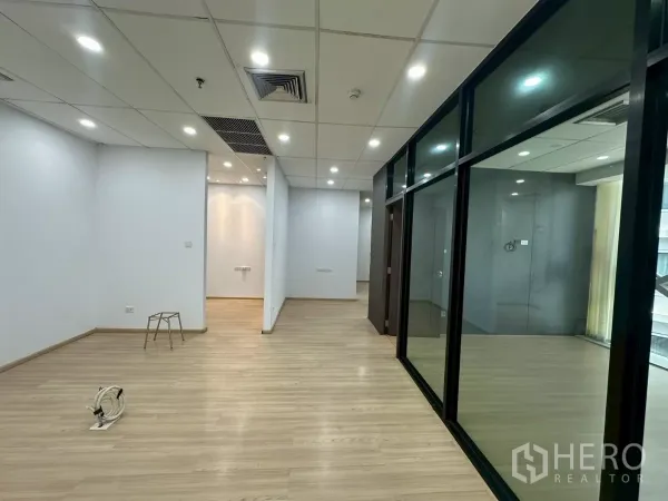办公空间 出租在Watthana, Bangkok - 采光明亮的办公室，玻璃分隔房间，白色吊顶和LED灯。
