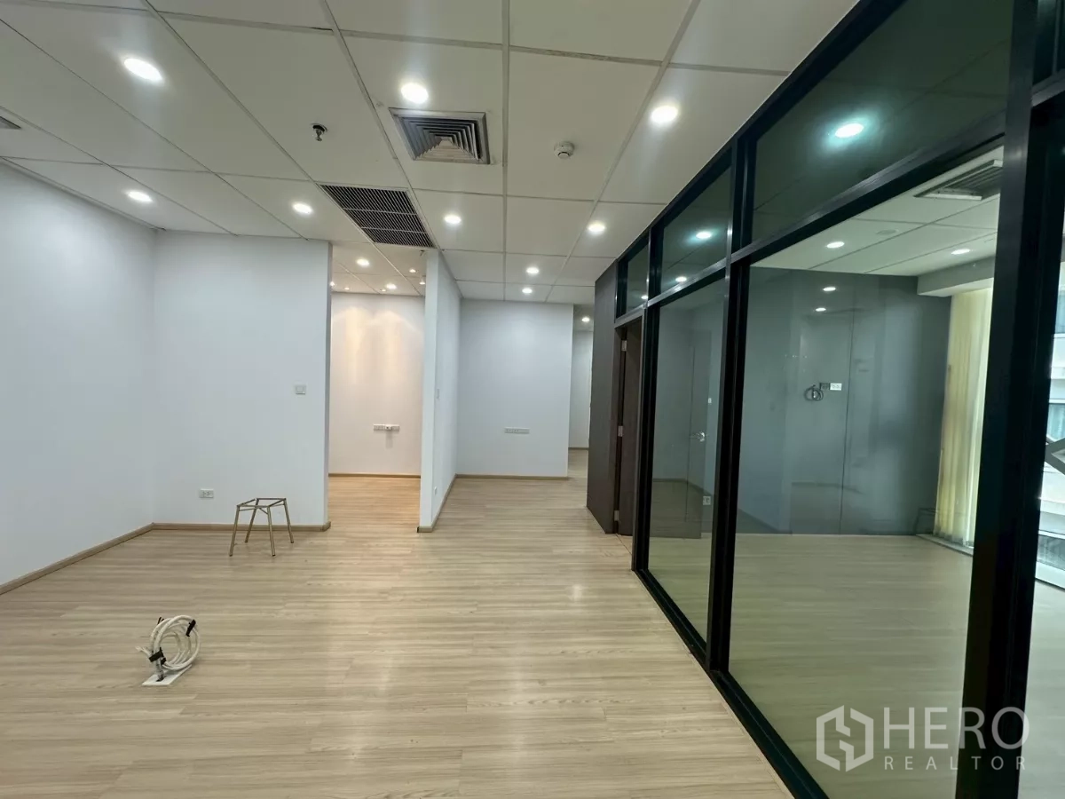 办公空间 出租在Watthana, Bangkok - 采光明亮的办公室，玻璃分隔房间，白色吊顶和LED灯。