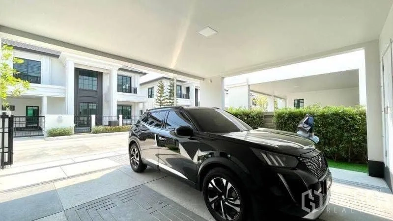 独栋房屋 for rent or sale in Bang Phli, Samut Prakan - 有顶车棚，停放SUV与车道空间