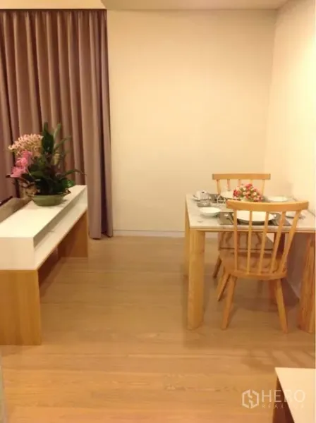 公寓 出租或出售在Watthana, Bangkok - 温馨餐区，白色餐桌、木椅与落地窗帘