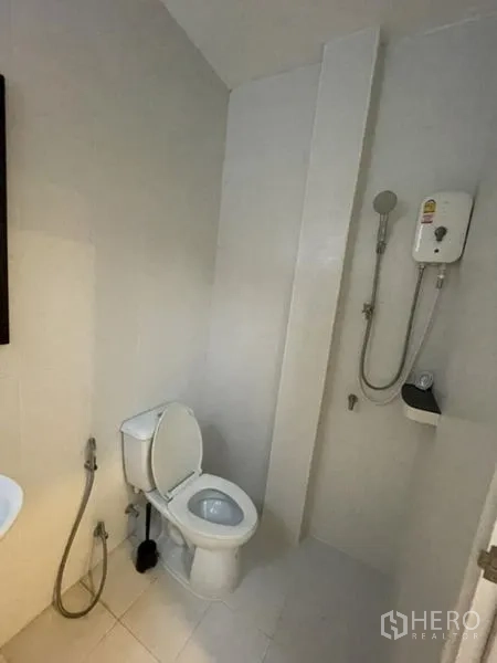 联排别墅 出租在Phra Khanong, Bangkok - 简约卫浴，配淋浴、坐便与热水器。
