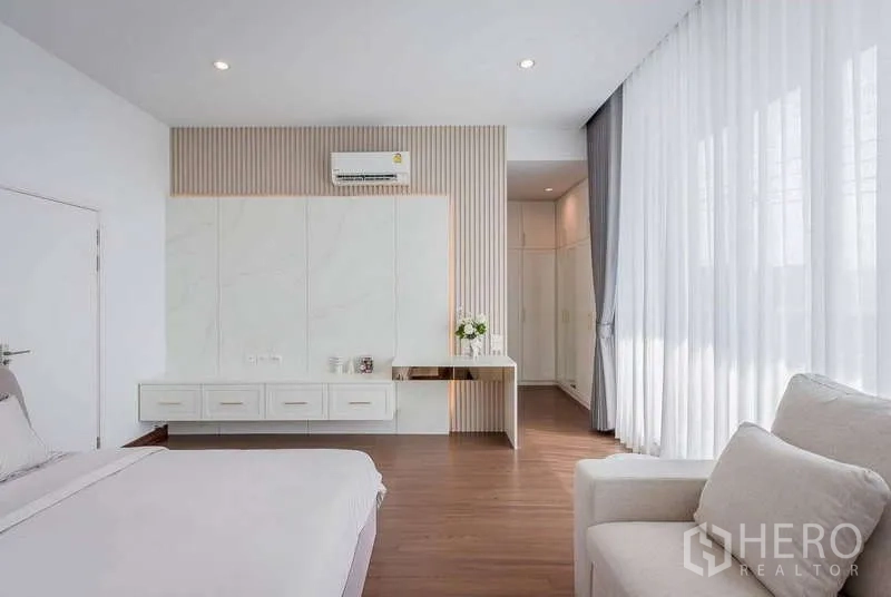 Detached House for rent in Bang Phli, Samut Prakan - Master bedroom wall with built-in console, dressing nook and wood flooring.