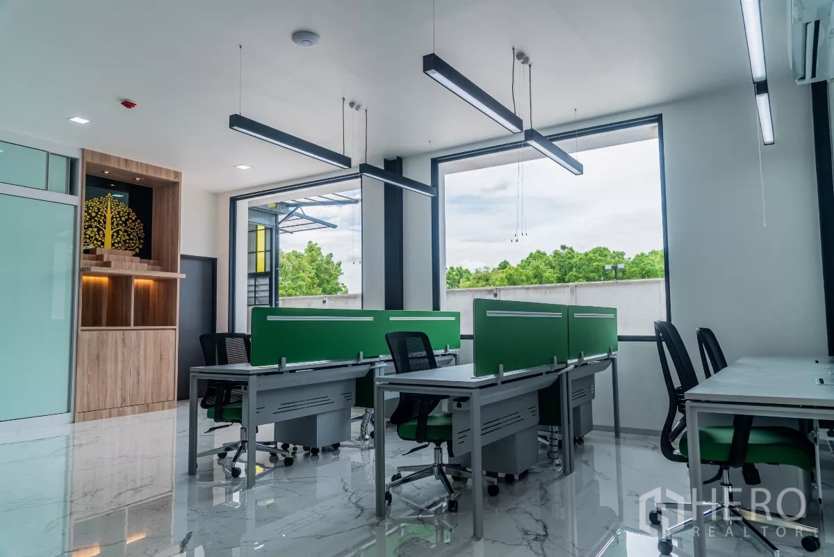 货栈 出售在Bang Khen, Bangkok - 明亮的开放式办公室，大窗与大理石地面，配套工位。