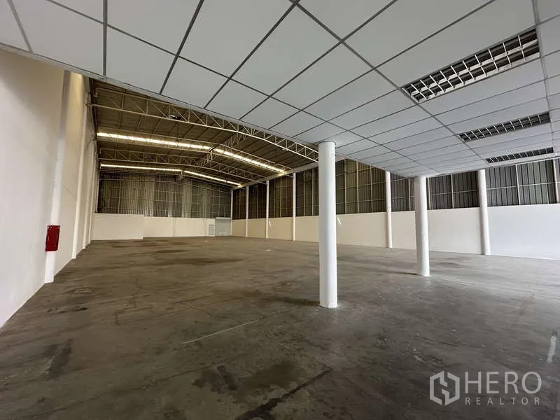 Factory for rent in Khlong Luang, Pathum Thani - Alternate angle of the warehouse showing high roof, skylights, and wide bays.