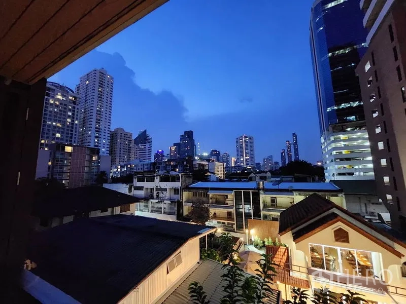 คอนโด ให้เช่าในWatthana, Bangkok - วิวสกายไลน์ยามค่ำจากหน้าต่างคอนโดในเขตวัฒนา ตึกสูงเปิดไฟสวยงาม