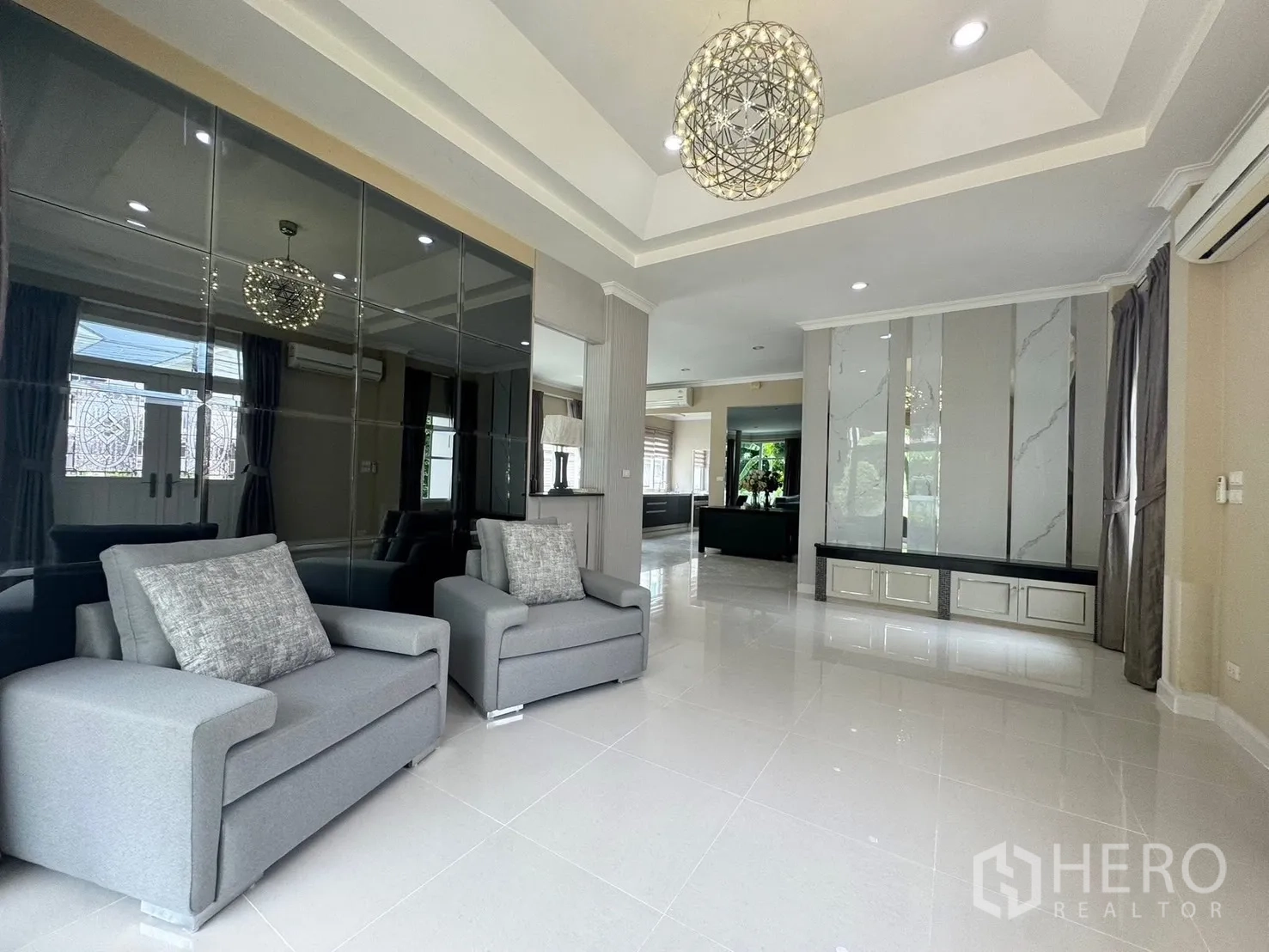 บ้าน ให้เช่าในPrawet, Bangkok - ห้องนั่งเล่นพื้นกระเบื้องเงา ผนังตกแต่งและโคมไฟสมัยใหม่