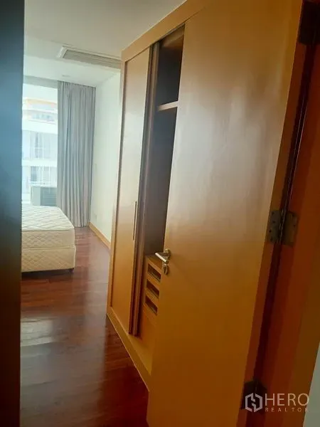 公寓 出租在Watthana, Bangkok - 过道带内嵌衣柜，通向采光良好的卧室。