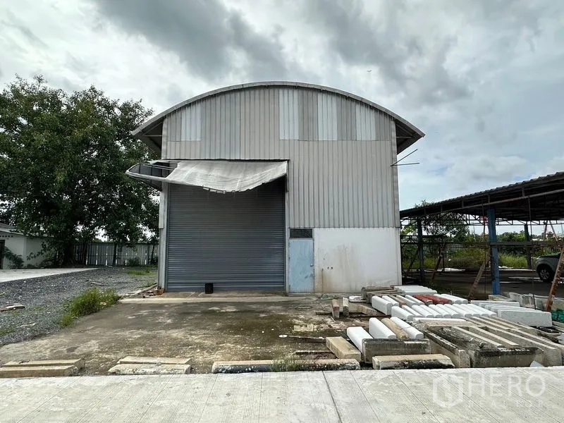 工厂 出租在Lam Luk Ka, Pathum Thani - 场地旁钢结构副仓，配卷帘门。