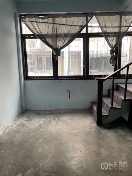 店屋 出租或出售 - 小楼梯平台，临街窗户与未完工地面。