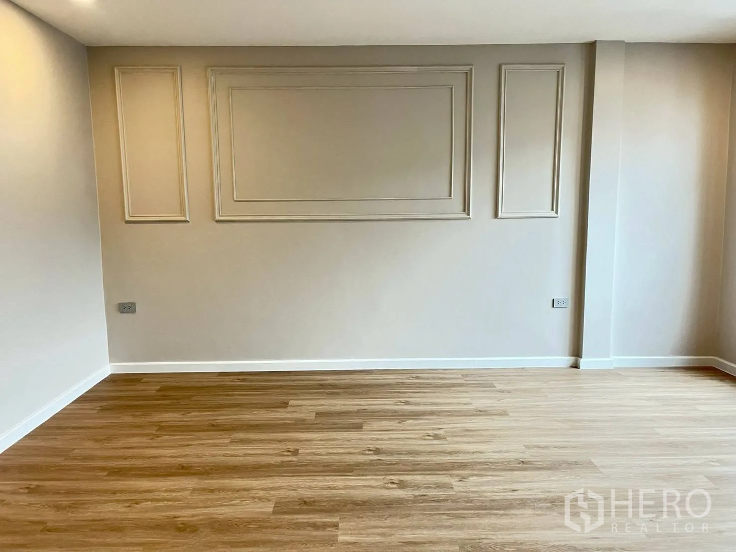 联排别墅 for rent in Khlong Toei, Bangkok - 宽敞卧室，木地板与装饰墙面。