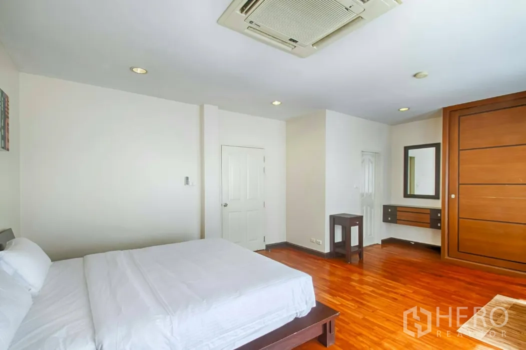 ทาวน์เฮาส์ ให้เช่าในWatthana, Bangkok - ห้องนอนขนาดใหญ่ พื้นไม้ ตู้เสื้อผ้าบิลท์อิน และห้องน้ำในตัว
