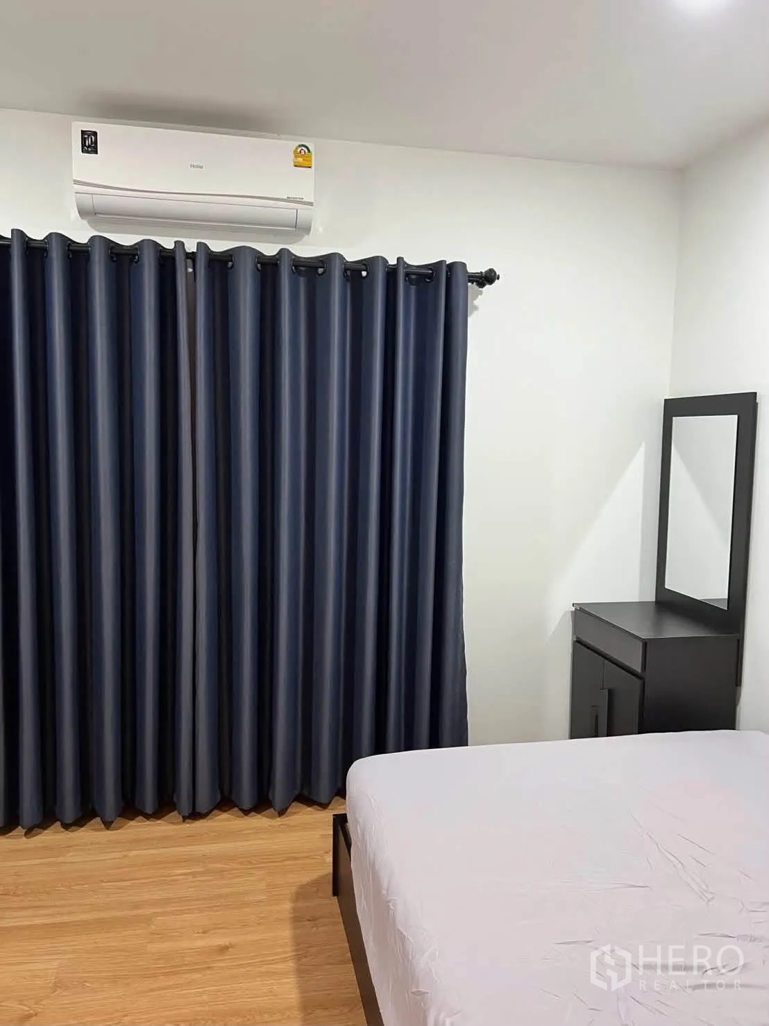 半独立式住宅 for rent in Prawet, Bangkok - 卧室配空调，深色遮光窗帘、床与梳妆台，木地板