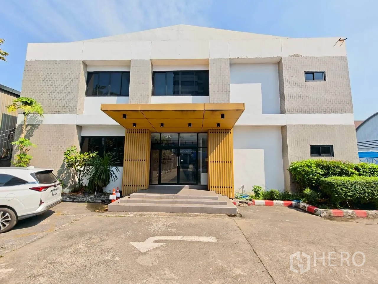 独立物业 for rent in Lak Si, Bangkok - 主入口立面，带雨棚台阶与停车区。