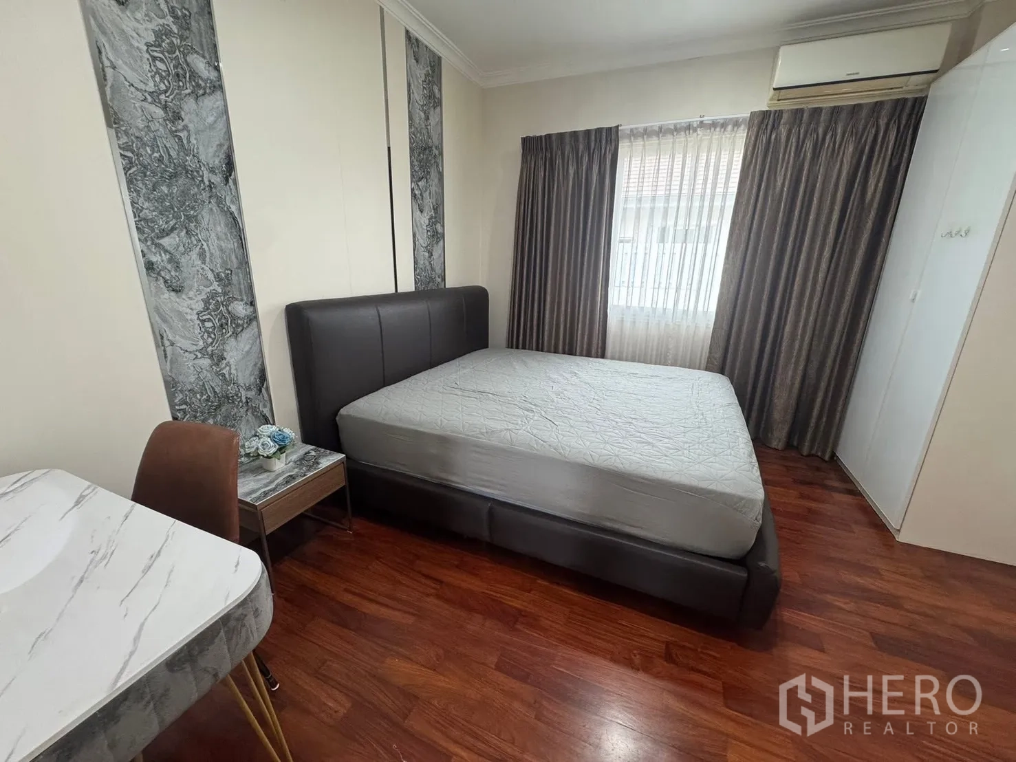 บ้าน ให้เช่าในPrawet, Bangkok - ห้องนอนที่สามพร้อมเตียง โต๊ะทำงาน และผ้าม่านทึบ