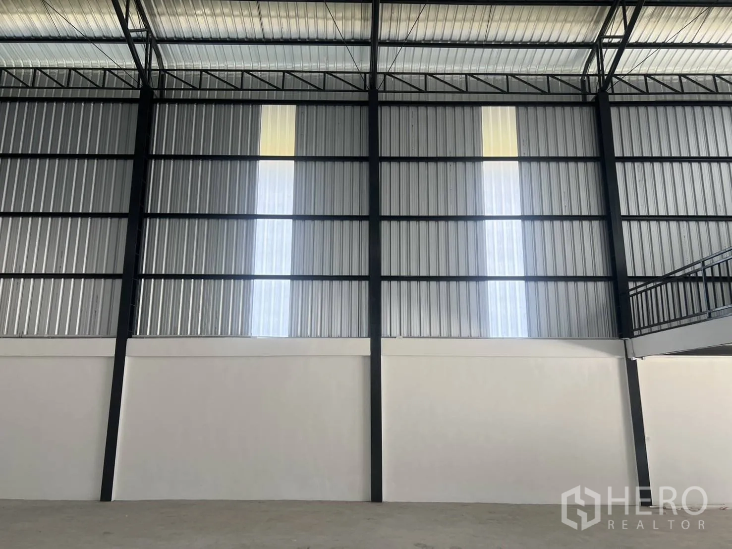 仓库 for rent in Bang Phli, Samut Prakan - 室内墙面带采光带与夹层结构一角。