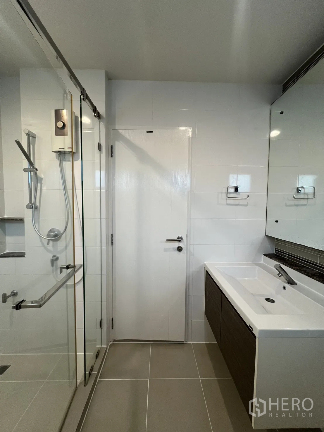 Detached House for rent in Bang Kapi, Bangkok - Upper bathroom with glass shower and long vanity.