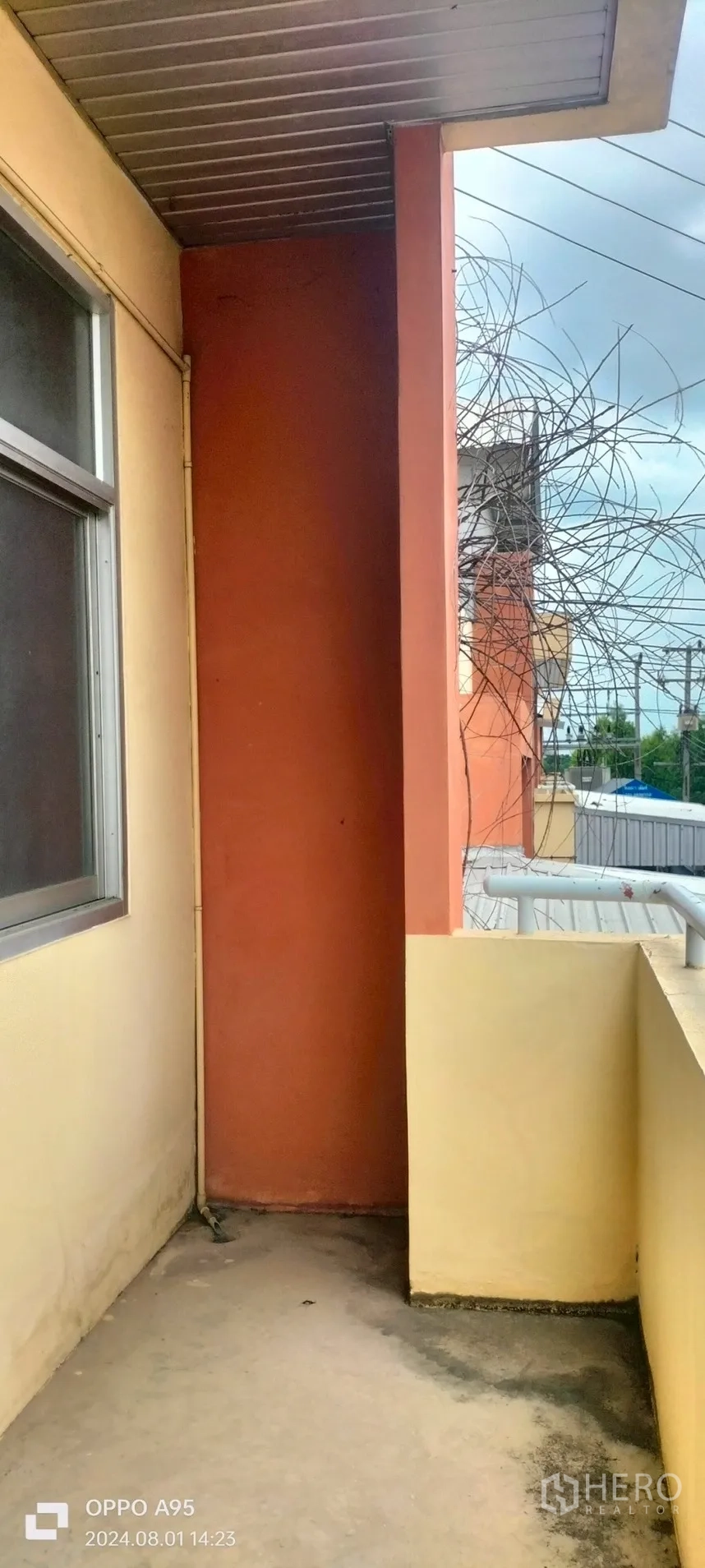 Factory for rent in Khlong Luang, Pathum Thani - Narrow balcony corner with handrail and orange column detail.