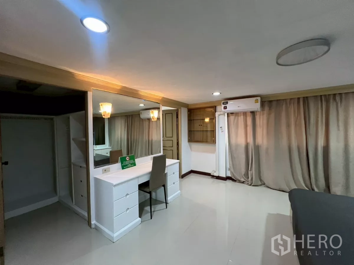 สำนักงานที่บ้าน ให้เช่าในWatthana, Bangkok - ห้องนอนใหญ่พร้อมโต๊ะเครื่องแป้ง กระจกบานใหญ่ และผ้าม่าน