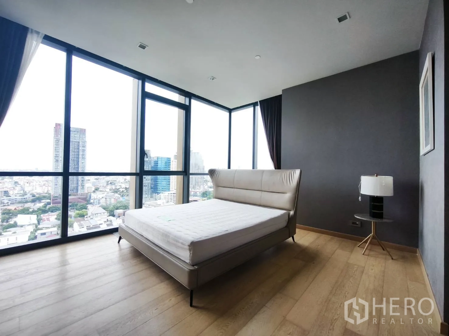 คอนโด for rent in Watthana, Bangkok - ห้องนอนพื้นไม้สีอ่อน มองเห็นวิวเมืองกว้าง