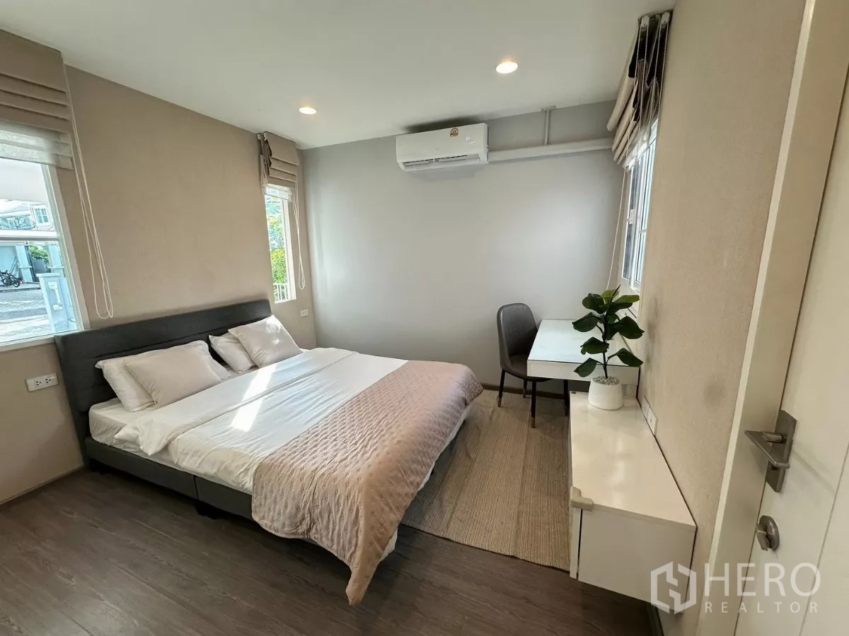 บ้าน ให้เช่าในBang Phli, Samut Prakan - ห้องนอนรอง เตียงขนาดใหญ่ โต๊ะทำงาน และเครื่องปรับอากาศ