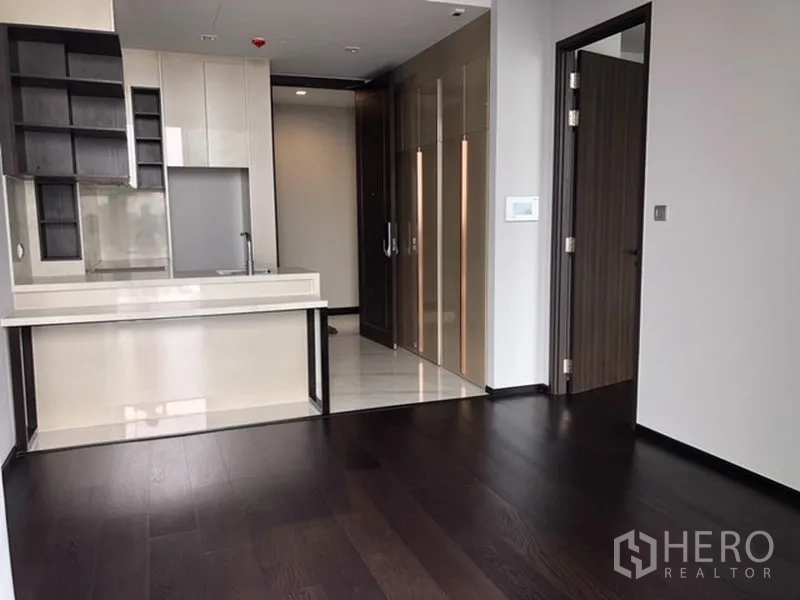公寓 出售在Watthana, Bangkok - 起居区设早餐吧与内置柜，深色木地板质感十足。
