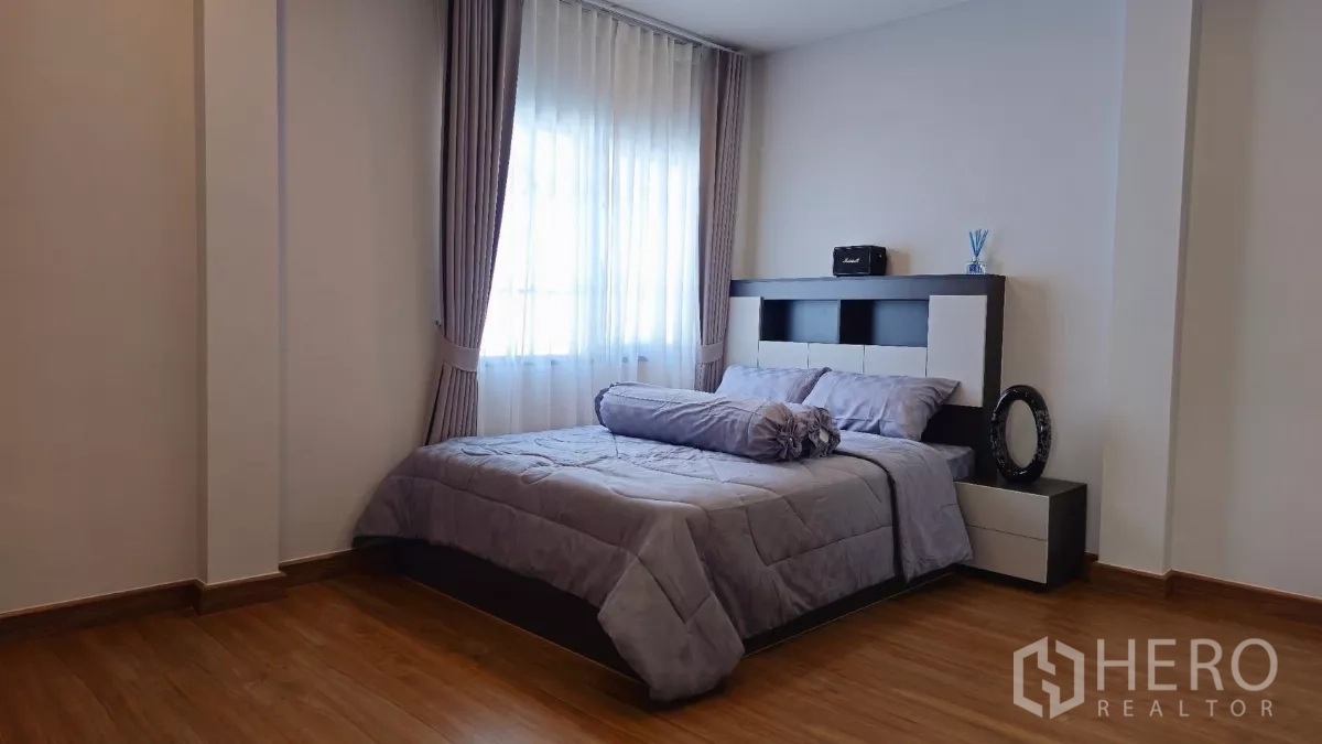 独立式住宅 出租或出售在Bang Phli, Samut Prakan - 另一间次卧，灰色床品，床头柜与大窗帘窗。